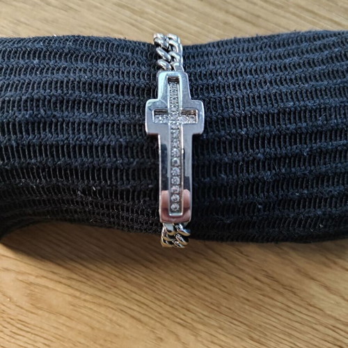 Cross bracelet with diamonds
