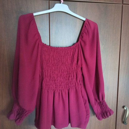 Elastic burgundy crop top with puffy sleeves, like new
