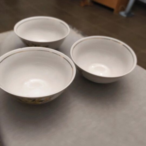 Serving bowls set of 3 like new