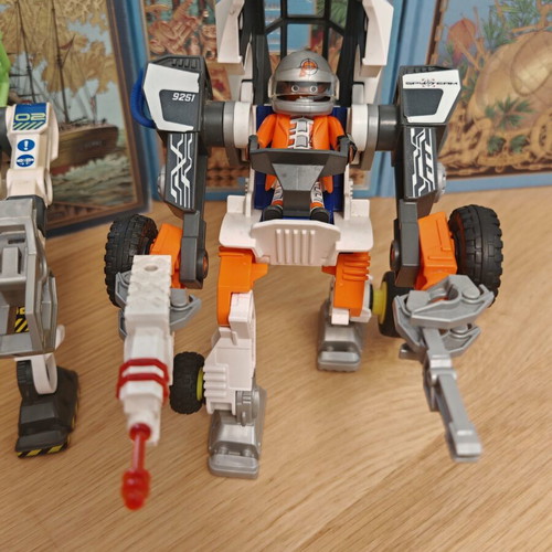 Playmobil space mission set like new with robot and exoskeletons