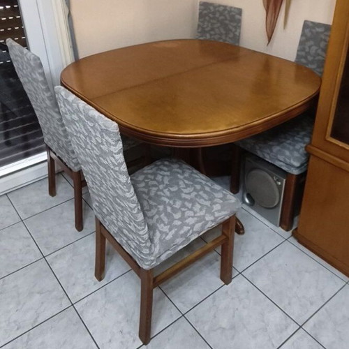 Dining set like new with extension and chairs