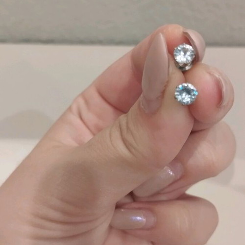 Ozze stud earrings like new, silver with zircon stones