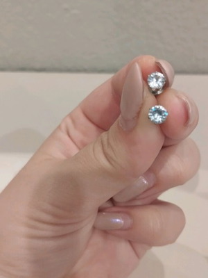 Ozze stud earrings like new, silver with zircon stones