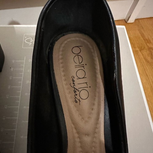 Beira Rio black sandals with gold buckle like new, size 35