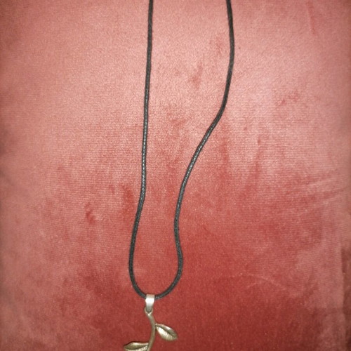 Handmade pendant necklace with metal rose like new