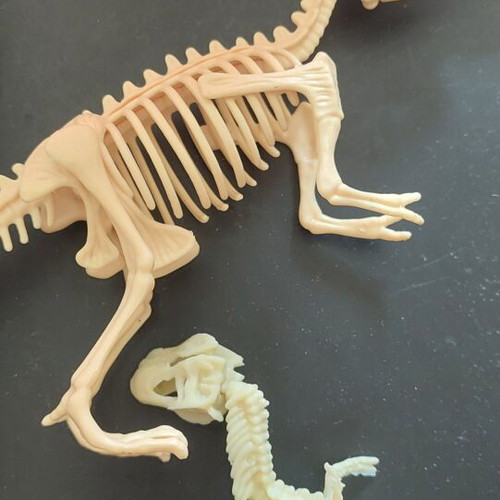 Dinosaur figures like new, set of 2, assembly model