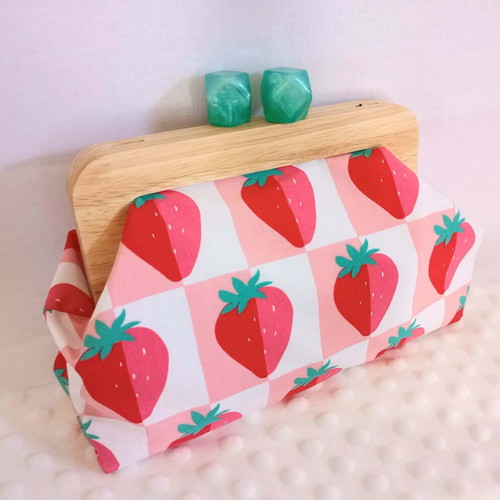 Handmade shoulder bag with chain and thick lining, red and pink