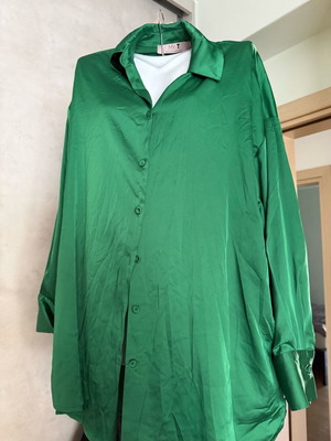 My T wearables shirt green like new, size small