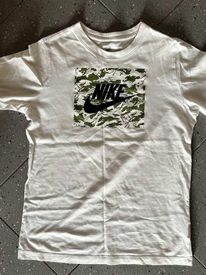 Nike camo t-shirt like new, white, size XL for 15-16 years old