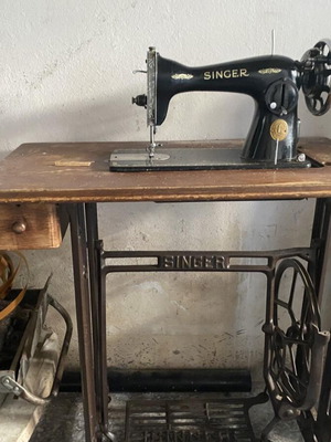 Singer Vintage ραπτομηχανή με αυθεντική ποδοκίνητη βάση και ξύλινο έπιπλο μεταχειρισμένη