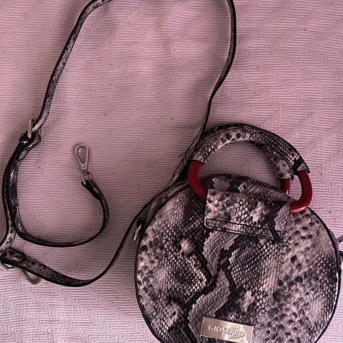 Gioseppo leather bag new with detachable strap