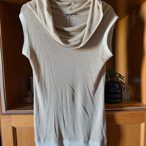 Sleeveless knitted blouse with gold thread new, beige gold