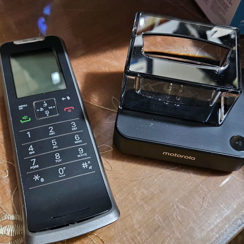 Motorola phone like new with mirror base and three covers