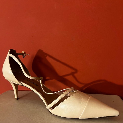 Pura Lopez pumps like new, beige leather