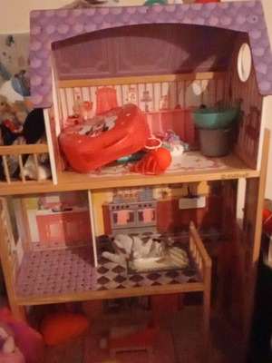 Large dollhouse used in very good condition
