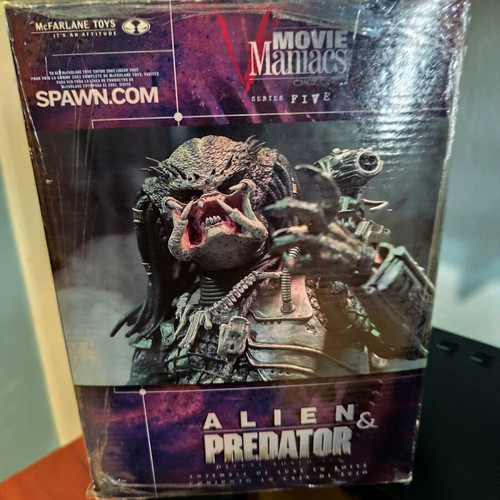 Alien vs Predator Movie Maniacs sealed in excellent condition