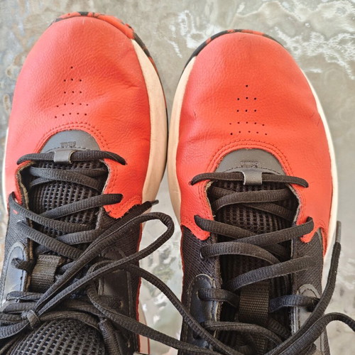 Under Armour Lockdown 7 kids basketball shoes used, red and black