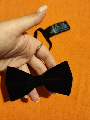 Velvet bow tie black H&M like new for kids with elastic