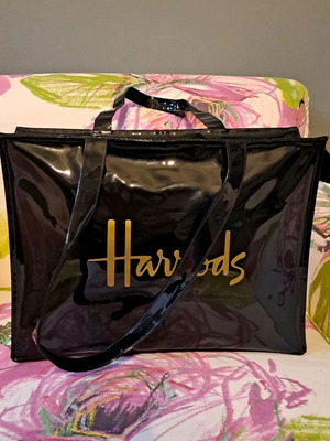 Τσάντα ώμου μαύρη λουστρίνι Harrods σαν καινούργια με χρυσές λεπτομέρειες