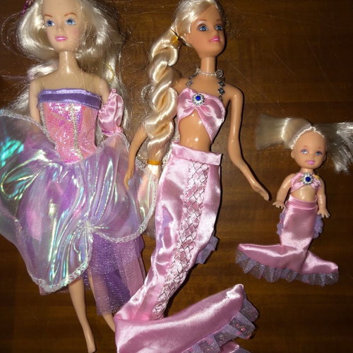 Defa Lucy dolls used with 1 extra doll