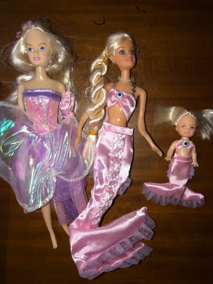 Defa Lucy dolls used with 1 extra doll