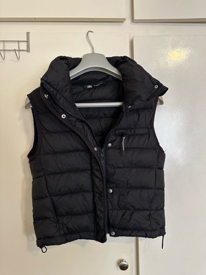 Zara sleeveless vest very soft with pockets, size XS