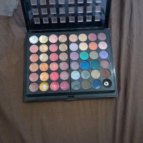 Makeup palette used with 36 lip colors, 6 blushes, 36 eyeshadows and mirror