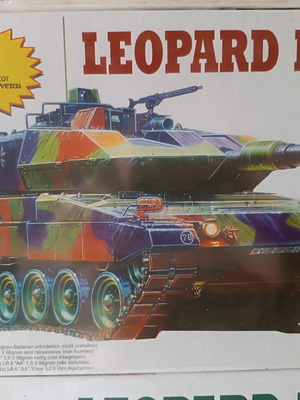 Leopard II tank modeling kit scale 1:48 new with motor