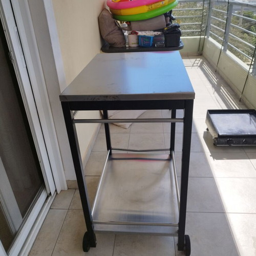 Cast iron griddle grill used with base and wheels