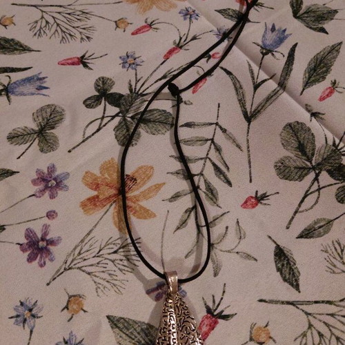 Long leaf necklace like new, unworn