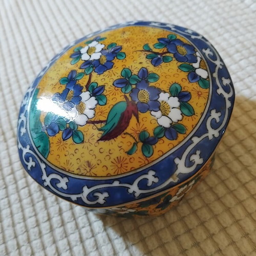Porcelain decorations in excellent condition