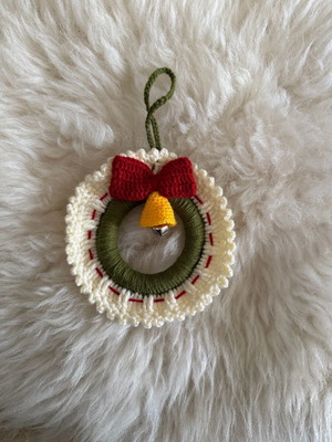 Christmas knitted decoration new with wreath, bow and bell