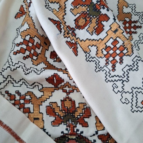 Set of 4 machine embroidered linens new, 80×80 square, 105×40 and 35×35 runners
