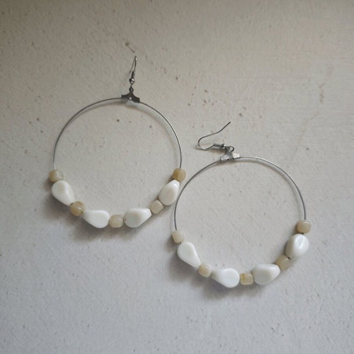 Summer earrings used with white and beige beads
