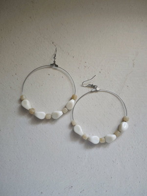 Summer earrings used with white and beige beads