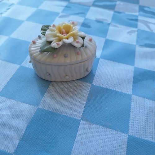Ring box like new with yellow flower