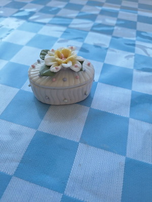 Ring box like new with yellow flower