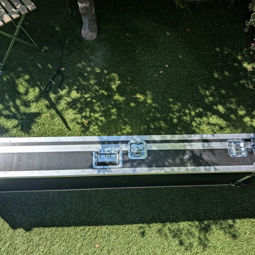 Hard wheeled case for keyboard like new
