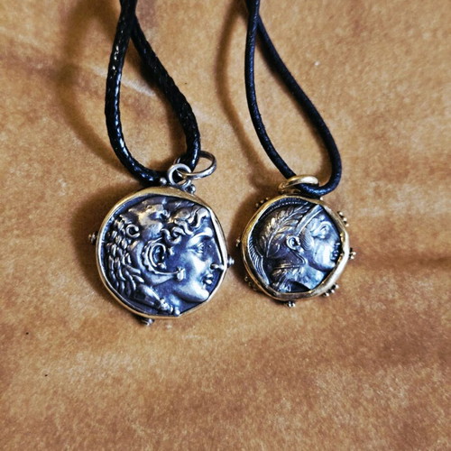 Set of coin replica pendants with 585 gold and silver like new