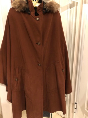 Cape like new with hood and fox fur brown