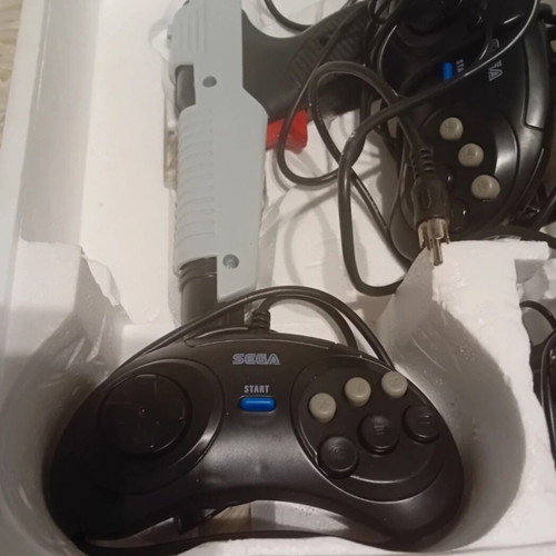 Sega Mega Drive 2 console like new with 2 controllers and gun