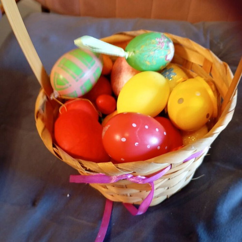 Decorative egg basket like new