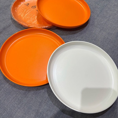 Tupperware plates new, set of 4