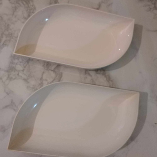 Plastic decor set like new, ideal for serving