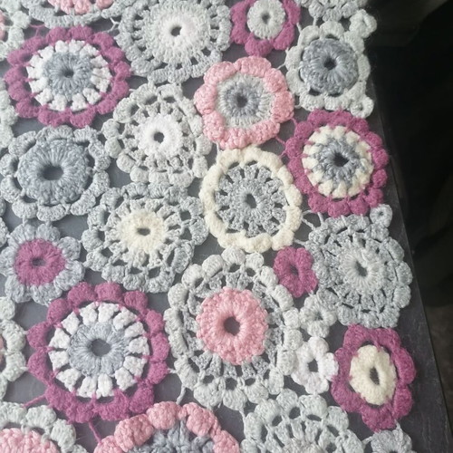 Children's blanket crocheted, size 75/90 cm, like new