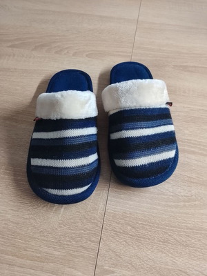 Children's warm slippers size 37 like new