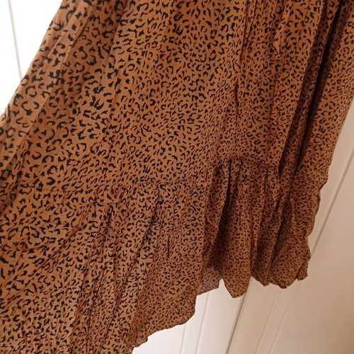 Leopard dress large new, long with buttons and ruffles