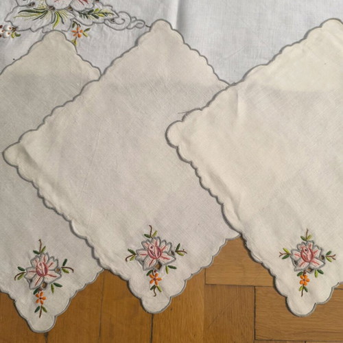 Handmade table linens set like new with tablecloth and 6 placemats