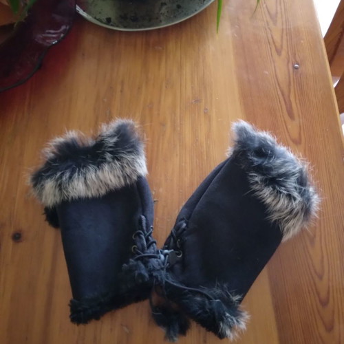 Women’s suede gloves new with faux fur and cut fingers