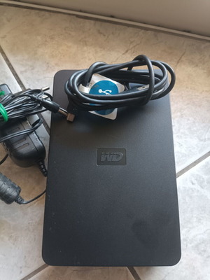 WD Elements външен диск 2TB употребяван с захранване и USB кабел